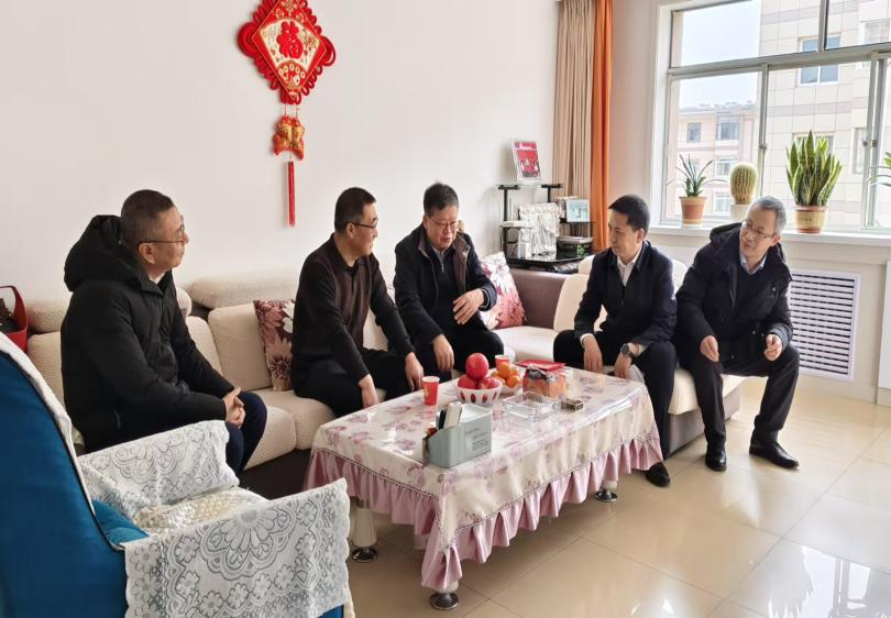 市委組織部領導慰問我公司困難黨員